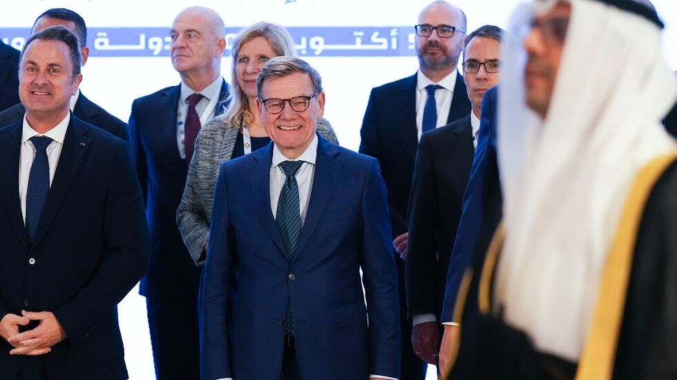 Der deutsche Außenminister Johann Wadephul (M) in Kuwait. Der deutsche Außenminister Johann Wadephul (M) in Kuwait.