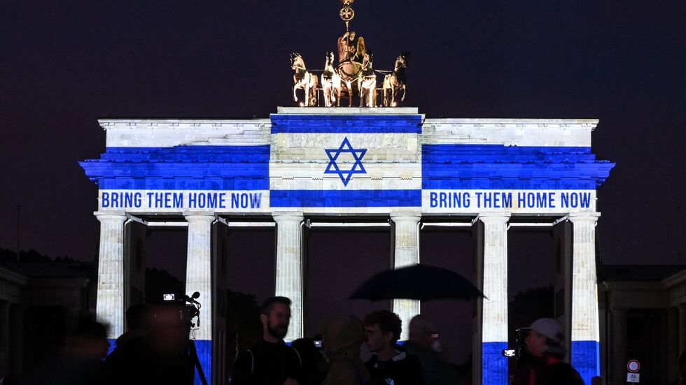 Das Brandenburger Tor ist in den Farben der israelischen Flagge angestrahlt. 
