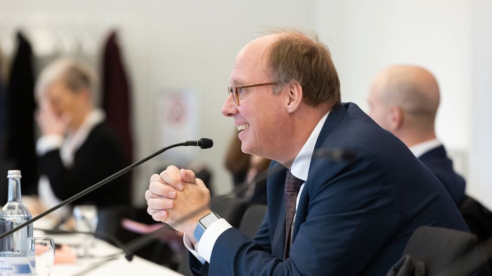 Am Nachmittag trat der Kanzleramtschef von Schröders Nachfolgerin Angela Merkel, Helge Braun, in den Zeugenstand des Untersuchungsausschusses. Am Nachmittag trat der Kanzleramtschef von Schröders Nachfolgerin Angela Merkel, Helge Braun, in den Zeugenstand des Untersuchungsausschusses.