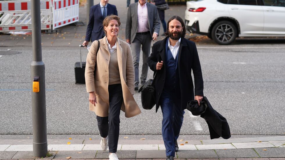 Unternehmerin Block (links) und ihr Verteidiger Bott (rechts) laufen zum Landgericht.  Unternehmerin Block (links) und ihr Verteidiger Bott (rechts) laufen zum Landgericht.