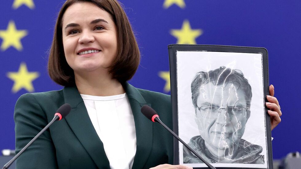 Die belarussische Oppositionsführerin Swetlana Tichanowskaja zeigt ein Bild von Andrzej Poczobut. 