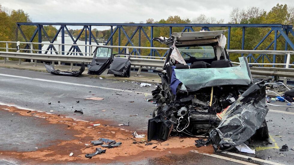 Ein Mann schwebt nach dem Unfall weiter in Lebensgefahr, eine Frau ist schwer verletzt. Ein Mann schwebt nach dem Unfall weiter in Lebensgefahr, eine Frau ist schwer verletzt.