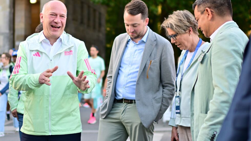 Berlins Regierender Bürgermeister Kai Wegner (l) gab das Startsignal.