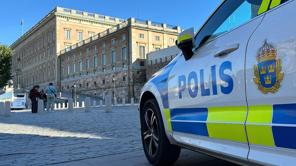 Ein Polizeiauto steht im Herzen von Stockholm vor dem Königsschloss. Nicht weit von dem Schloss entfernt befindet sich auch der Park Kungsträdgården. (Illustration) Ein Polizeiauto steht im Herzen von Stockholm vor dem Königsschloss. Nicht weit von dem Schloss entfernt befindet sich auch der Park Kungsträdgården. (Illustration)