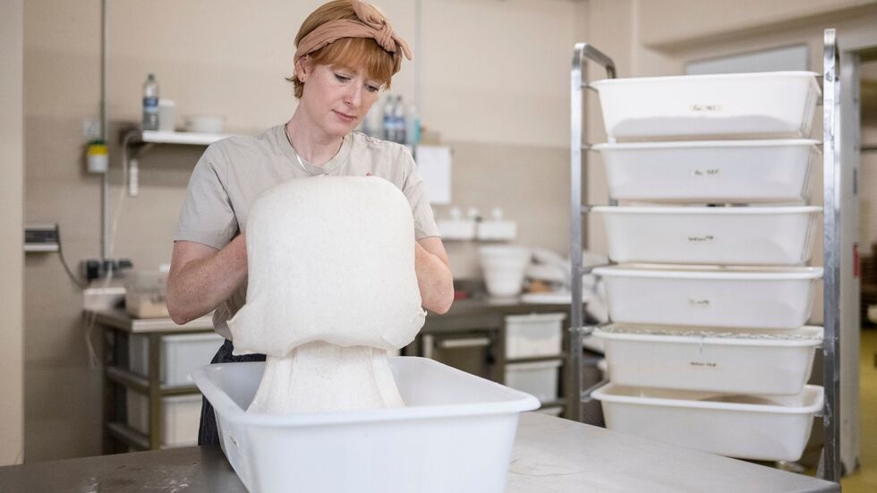 Der Teig muss in Etappen geknetet werden und danach lange ruhen. Der Teig muss in Etappen geknetet werden und danach lange ruhen.