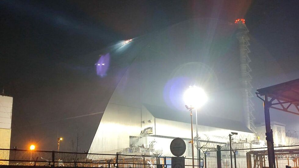 Die Schutzhülle über dem zerstörten Reaktor. Die Schutzhülle über dem zerstörten Reaktor.