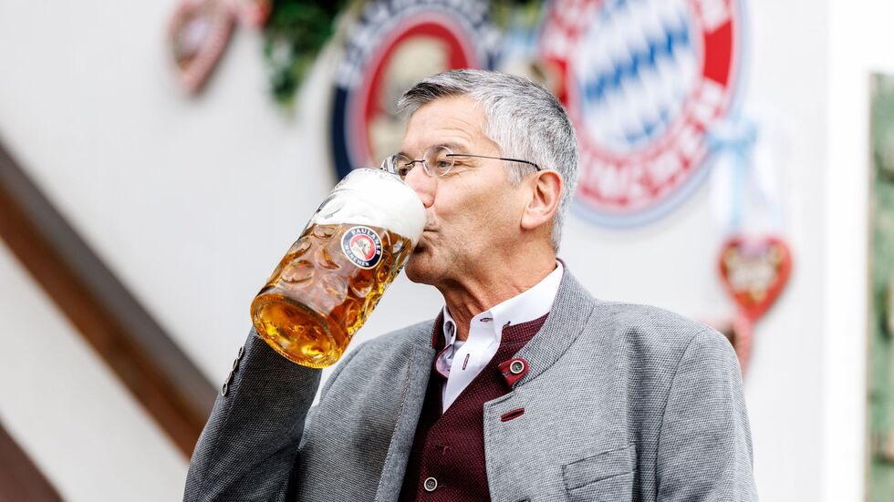 Durfte auch auf eine Super-Serie des FC Bayern anstoßen: Präsident Herbert Hainer.