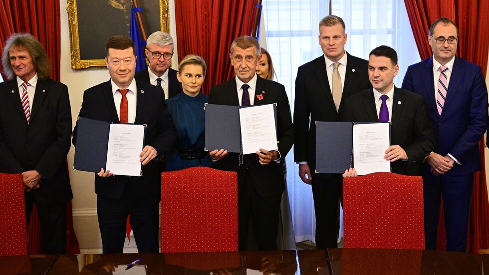 Andrej Babis (M), tschechischer Milliardär und Gründer der Partei ANO, stellt mit den Vorsitzenden der ultrarechten Freiheit und direkte Demokratie (SPD) und der Autofahrerpartei Motoristen einen Koalitionsvertrag vor. Andrej Babis (M), tschechischer Milliardär und Gründer der Partei ANO, stellt mit den Vorsitzenden der ultrarechten Freiheit und direkte Demokratie (SPD) und der Autofahrerpartei Motoristen einen Koalitionsvertrag vor.