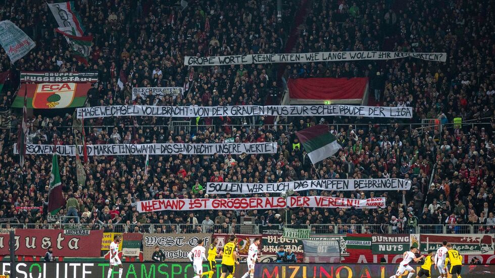 Klartext der Fans auf Plakaten gegen den neuen FCA-Kurs der Vereinsführung mit dem unerfahrenen Trainer Sandro Wagner. Klartext der Fans auf Plakaten gegen den neuen FCA-Kurs der Vereinsführung mit dem unerfahrenen Trainer Sandro Wagner.