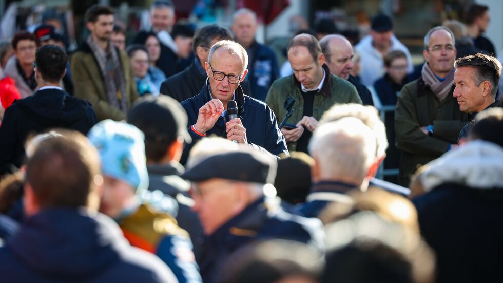 CDU-Chef Merz spricht in Meschede mit Bürgern. 