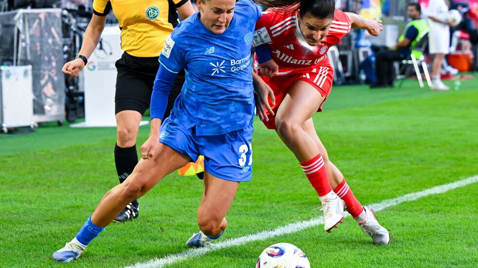 Leverkusens Nationalspielerin Carlotta Wamser (l) ringt mit Bayerns Jovana Damnjanovic um den Ball.
