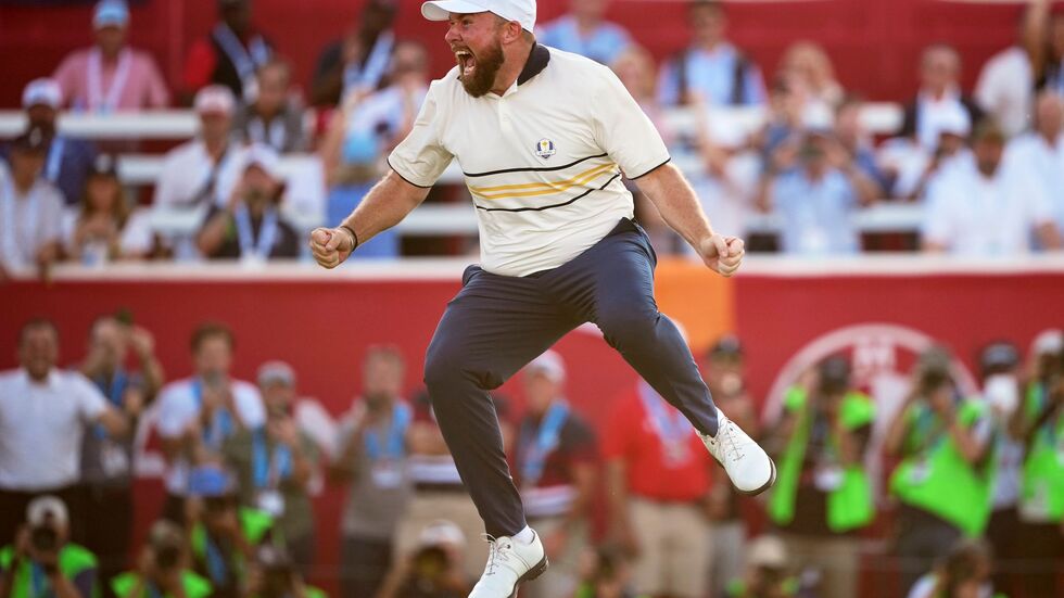 Der Sprung nach dem entscheidenden Putt: Shane Lowry bejubelt die Titelverteidigung im Ryder Cup.