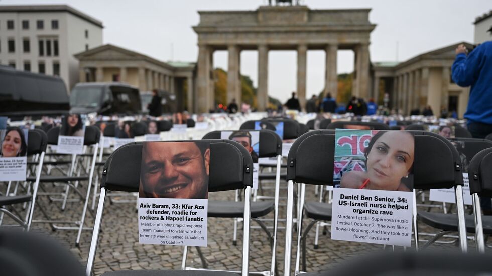 Mit den Stühlen soll an die Opfer erinnert werden. 