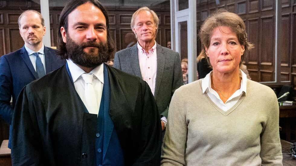 Die Angeklagte Block (rechts) steht vor Beginn des Verhandlungstags neben ihrem Anwalt im Gerichtssaal.  Die Angeklagte Block (rechts) steht vor Beginn des Verhandlungstags neben ihrem Anwalt im Gerichtssaal.