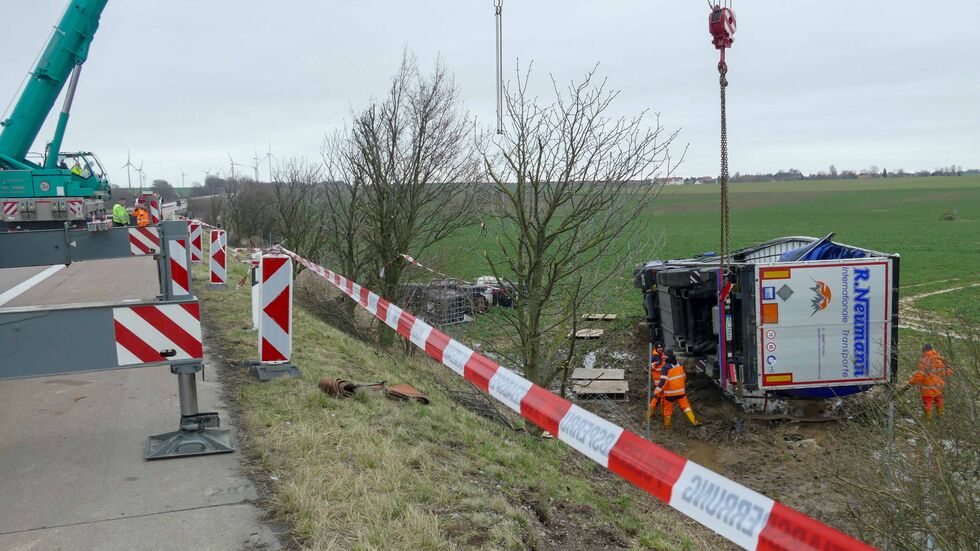 Die Bergung dauerte deutlich länger als gedacht - und zwar fast den ganzen Mittwoch! Die A14 nahe Mutzschen musste daher in Richtung Dresden lange Zeit gesperrt werden. Die Bergung dauerte deutlich länger als gedacht - und zwar fast den ganzen Mittwoch! Die A14 nahe Mutzschen musste daher in Richtung Dresden lange Zeit gesperrt werden.