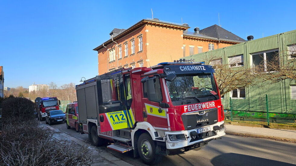 Feuerwehr und Polizei rückten am Mittwochmittag zu der Schule aus.