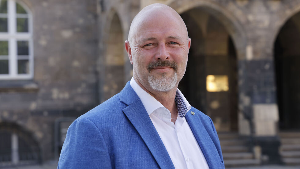 Der Streit um den AfD-Politiker Nico Köhler im Chemnitzer Stadtrat geht weiter: Das Verwaltungsgericht hat seinen zweiten Ausschluss aus der AfD-Fraktion vorerst ausgesetzt. Grund ist unter anderem ein fehlender Schlichtungsversuch.