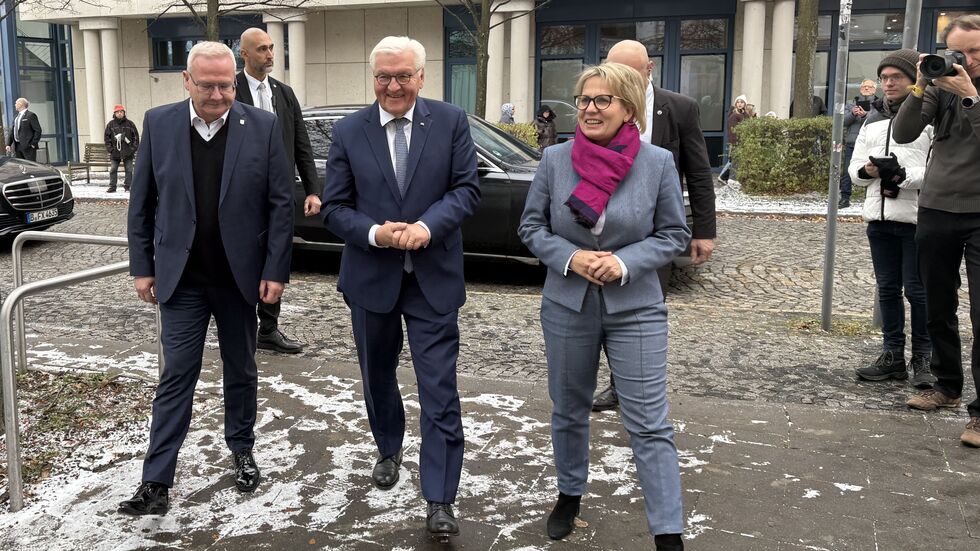 Der Bundespräsident bei der Ankunft in Hoyerswerda, links Oberbürgermeister Torsten Ruban-Zeh.