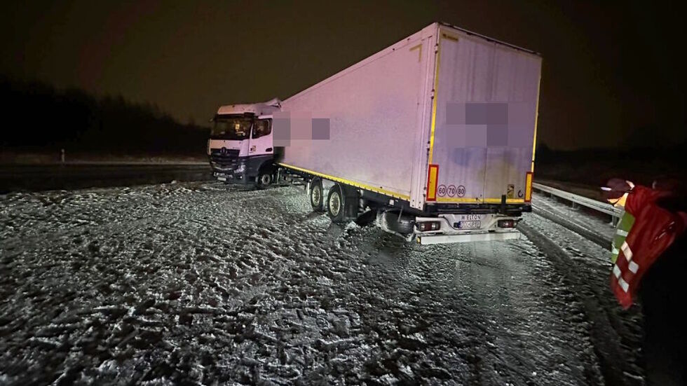 Der Laster stellte sich über alle drei Fahrspuren quer. 