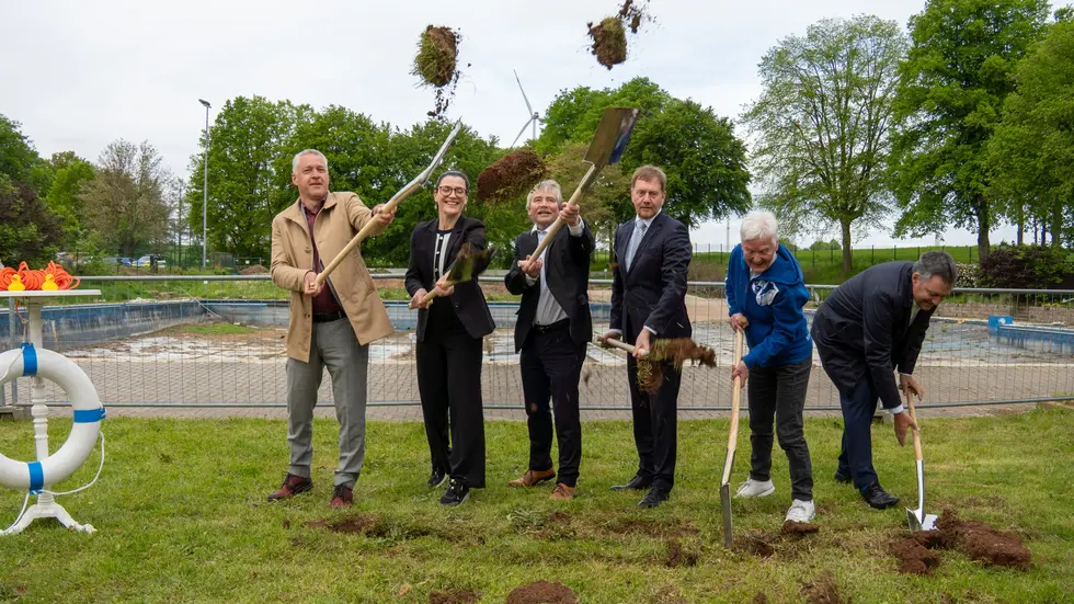v.l.: Landrat Carsten Michaelis, Landtagsabgeordnete Ina Klemm, Bürgermeister Erik Seidel, Ministerpräsident Michael Kretschmer, Ehrenbürgerin Gisela Gruner Bert Hoffmann, Geschäftsführer Bauconcept 