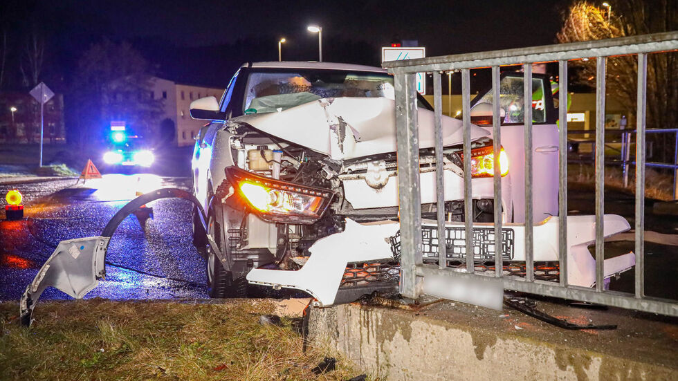 Am Morgen war das Auto gegen das Brückengeländer gekracht.