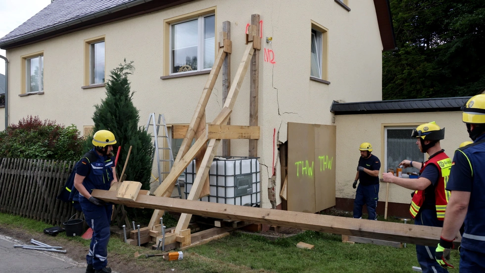 Der Aufprall war so heftig, dass das Technische Hilfswerk anrücken und die Hauswand abstützen musste. Der Aufprall war so heftig, dass das Technische Hilfswerk anrücken und die Hauswand abstützen musste.