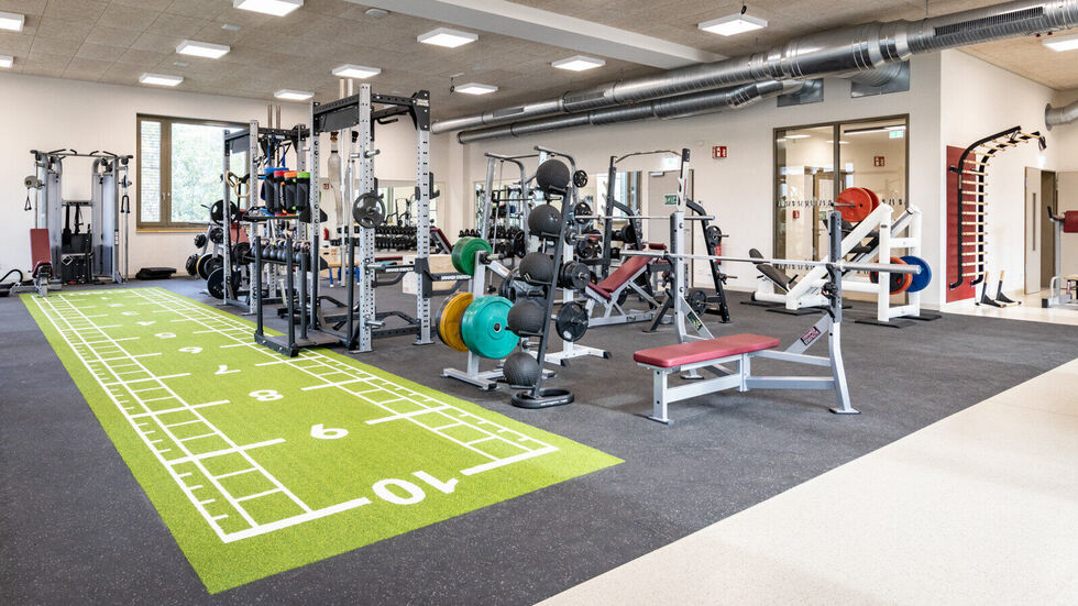 Im Obergeschoss des Laborkomplexes können am neuen Standort des Zentrums für Fitness und Gesundheit der TU Chemnitz moderne Trainingsgeräte genutzt werden.