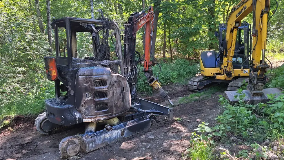 Der Hitachi-Bagger brannte vollständig aus. Der Hitachi-Bagger brannte vollständig aus.