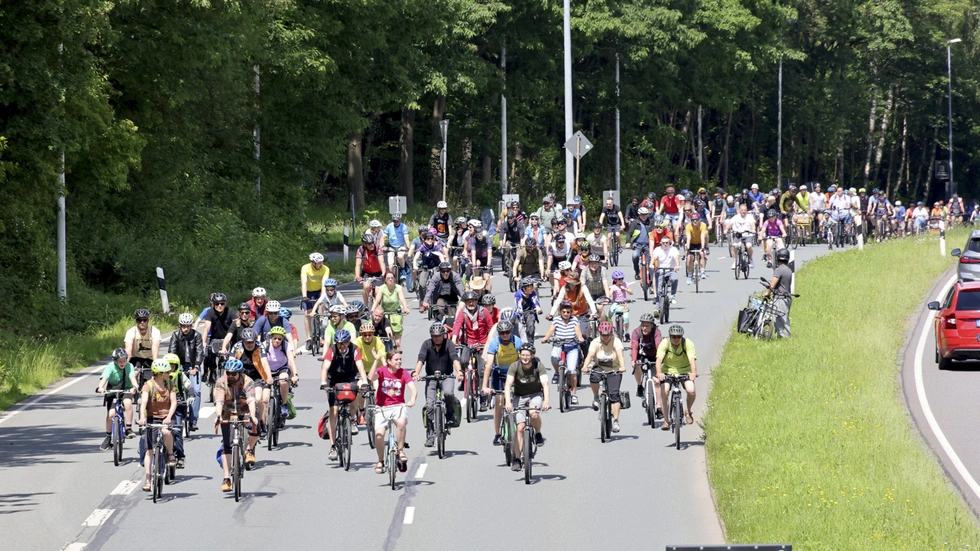 Bei der Fahrraddemo fuhren rund 250 Teilnehmer bis zum Südring und wieder zurück ins Stadtzentrum. Bei der Fahrraddemo fuhren rund 250 Teilnehmer bis zum Südring und wieder zurück ins Stadtzentrum.