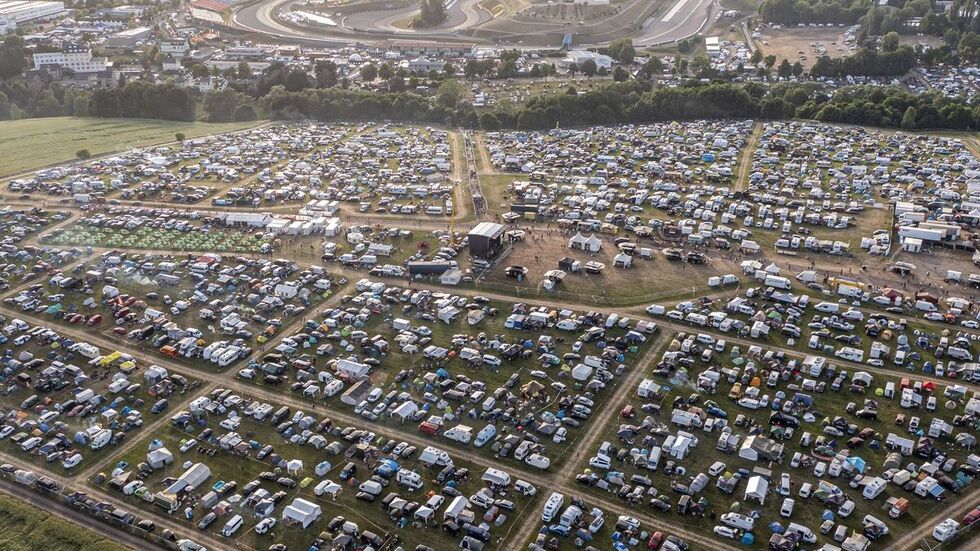 Der Ankerberg am Sachsenring, zur Moto GP ist er immer proppevoll. Der Ankerberg am Sachsenring, zur Moto GP ist er immer proppevoll.