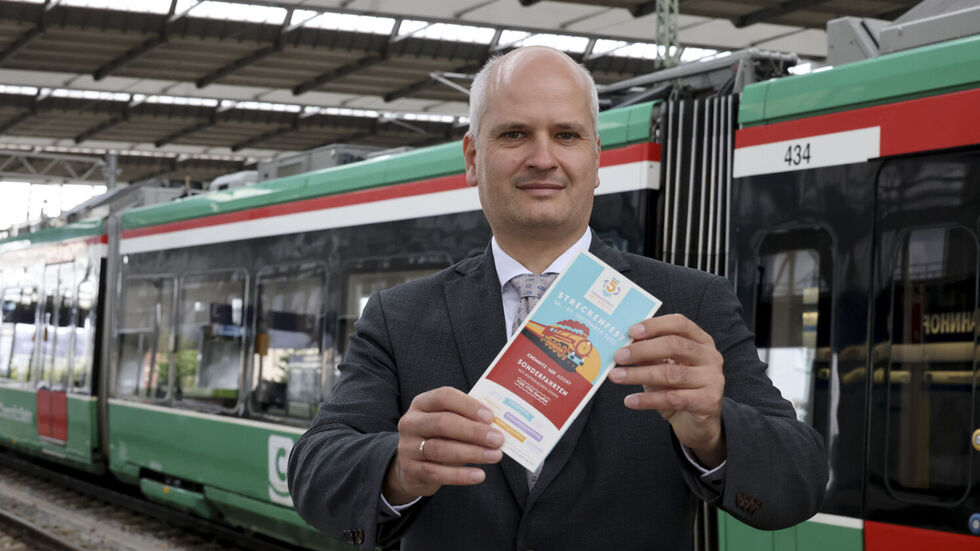 City-Bahn-Chef Friedbert Straube erklärt augenzwinkernd: „Wer will im grauen November schon ein Bahnfest feiern? Deshalb haben wir die Feier etwas vorgezogen und hoffen auf gutes Wetter.“
 City-Bahn-Chef Friedbert Straube erklärt augenzwinkernd: „Wer will im grauen November schon ein Bahnfest feiern? Deshalb haben wir die Feier etwas vorgezogen und hoffen auf gutes Wetter.“
