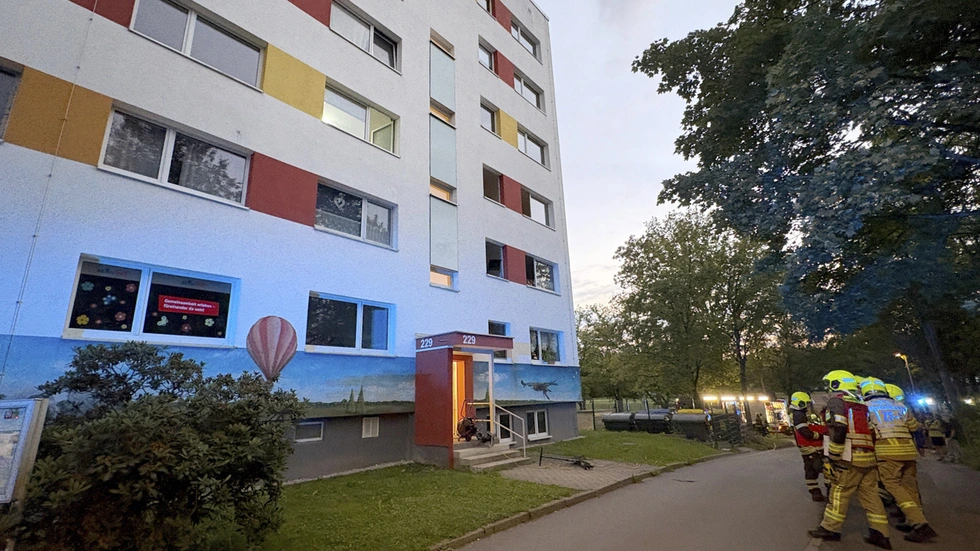 Die Feuerwehr musste nur den Elektroroller vor dem Haus löschen. Die Feuerwehr musste nur den Elektroroller vor dem Haus löschen.