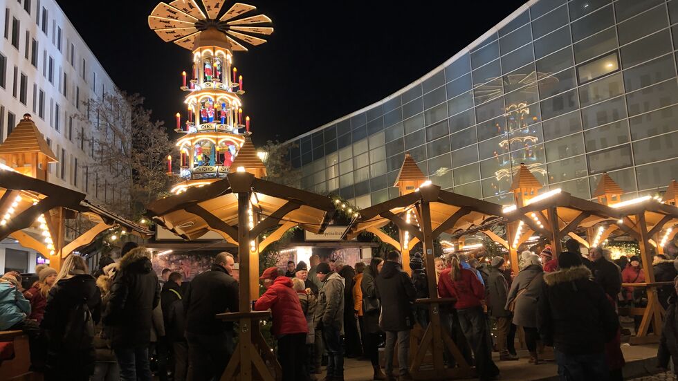Erzgebirgsdorf auf dem Düsseldorfer Platz (Archiv) Erzgebirgsdorf auf dem Düsseldorfer Platz (Archiv)