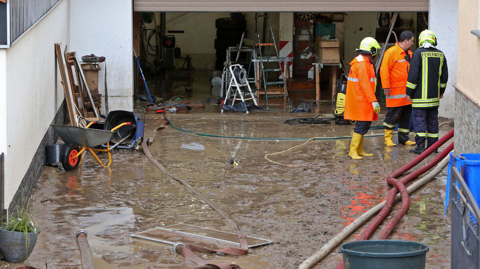 Hofeinfahrt und Garage voller Schlamm, die Feuerwehrleute halfen beim Reinigen. Hofeinfahrt und Garage voller Schlamm, die Feuerwehrleute halfen beim Reinigen.