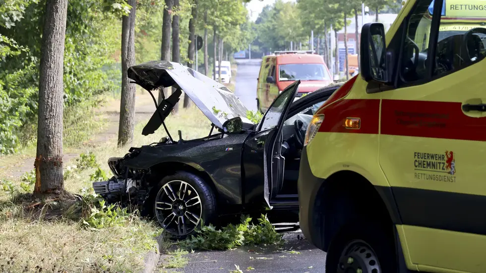 Gegen 10:15 Uhr wurden Feuerwehr, Rettungsdienst und Polizei auf die Carl-Hamel-Straße gerufen. Gegen 10:15 Uhr wurden Feuerwehr, Rettungsdienst und Polizei auf die Carl-Hamel-Straße gerufen.