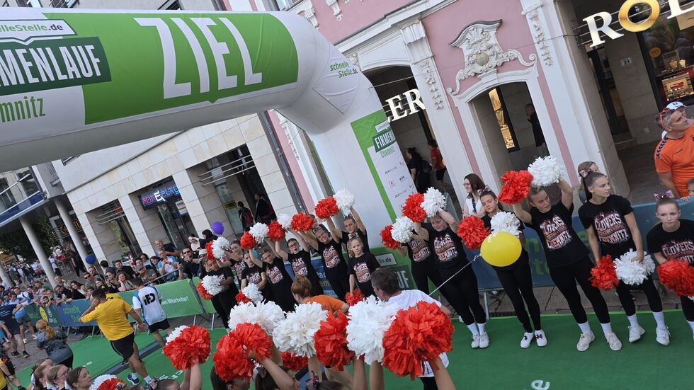 Bunt, lustig, sportlich. Die Teilnehmer des 20. Firmenlaufes sorgten für gute Stimmung. Bunt, lustig, sportlich. Die Teilnehmer des 20. Firmenlaufes sorgten für gute Stimmung.