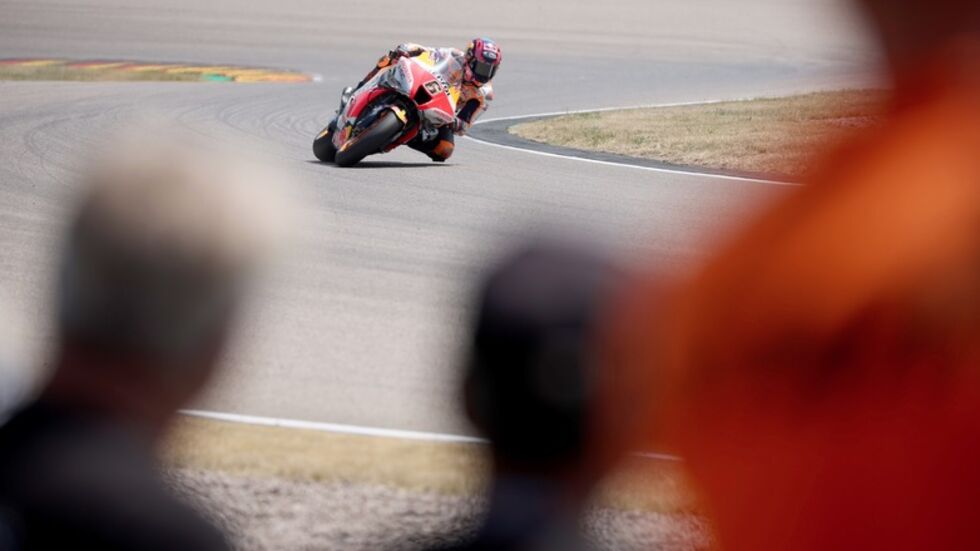 Honda-Pilot Stefan Bradl aus Deutschland fährt auf der Strecke.