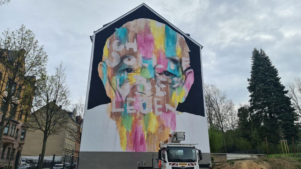 Am Rande des Sonnenbergs entsteht derzeit ein riesiges Wandgemälde. An einer Giebelwand an der Glockenstraße Ecke Dresdner Straße zeigt es den Chemnitzer Holocaust-Überlebenden Justin Sonder.