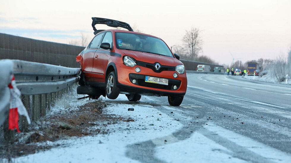 Der Renault war ins Schleudern geraten. 