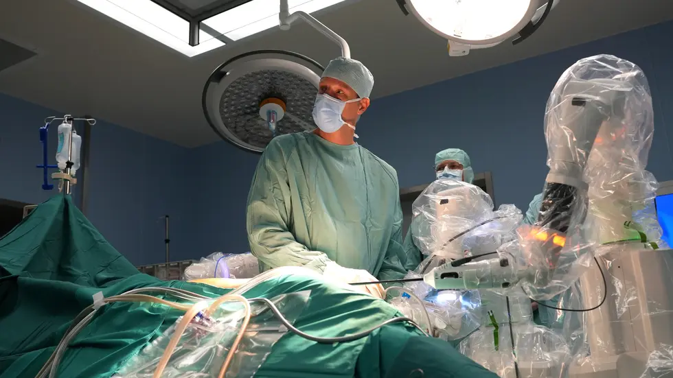 Chefarzt PD Dr. Jurek Schultz bereitet einen chirurgischen Eingriff mit dem Versius-Operationssystem vor.
Chefarzt PD Dr. Jurek Schultz bereitet einen chirurgischen Eingriff mit dem Versius-Operationssystem vor.