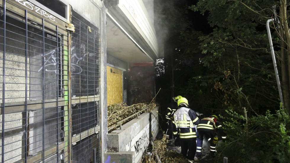 Die Feuerwehr bei ihrem Löscheinsatz. Die Feuerwehr bei ihrem Löscheinsatz.