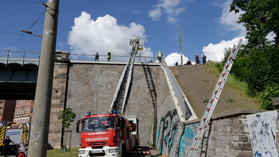 Die Feuerwehr holte den schwer verletzten Mann mit einer Drehleiter von der Brücke. Die Feuerwehr holte den schwer verletzten Mann mit einer Drehleiter von der Brücke.