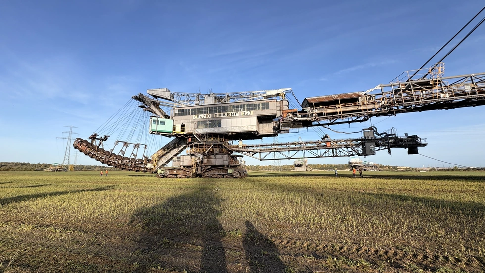 Knapp zwei Stunden später war es geschafft - der Bagger stand auf der anderen Seite der Straße.