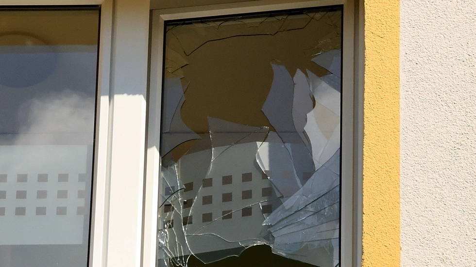 In Chemnitz ist ein illegaler Böller mutwillig in einem Mehrfamilienhaus gezündet worden. Drei Menschen wurden verletzt, darunter ein Baby.
