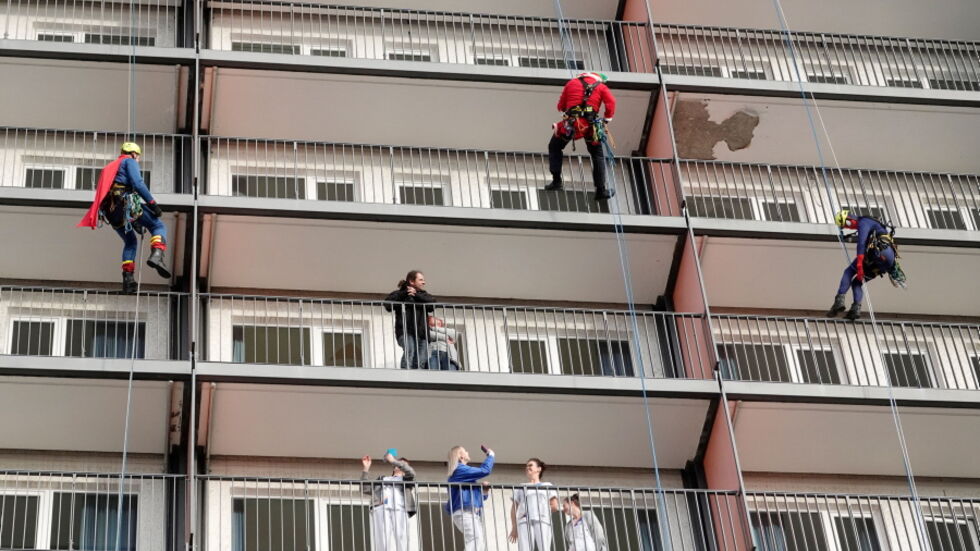 In verschiedenen Kostümen seilten sich die Feuerwehrmänner ab. In verschiedenen Kostümen seilten sich die Feuerwehrmänner ab.