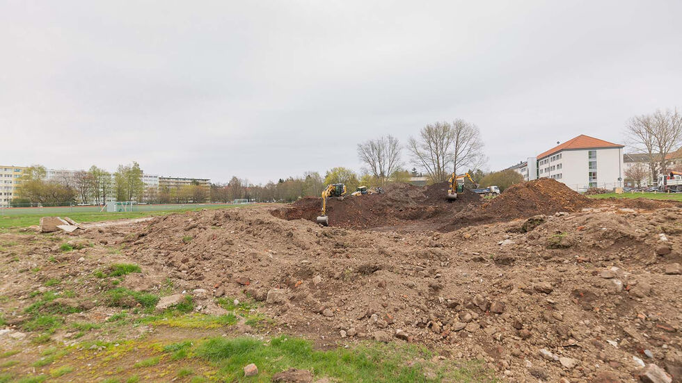 In unmittelbarer Nähe des Sportplatzes heben derzeit mehrere Bagger die Baugrube aus. In unmittelbarer Nähe des Sportplatzes heben derzeit mehrere Bagger die Baugrube aus.