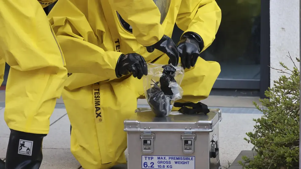 Ein verdächtiges Röhrchen mit der Aufschrift „Gift“ hat am Donnerstagmorgen im Technischen Rathaus in Chemnitz einen Einsatz von Feuerwehr und Polizei ausgelöst.