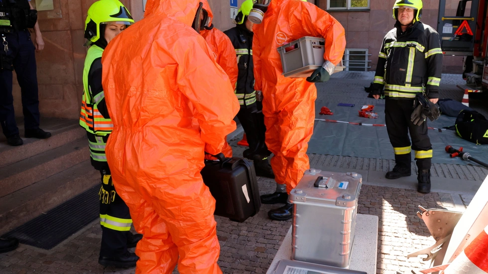 Die Feuerwehr musste zu einem ABC-Einsatz an der AOK in der Müllerstraße anrücken.