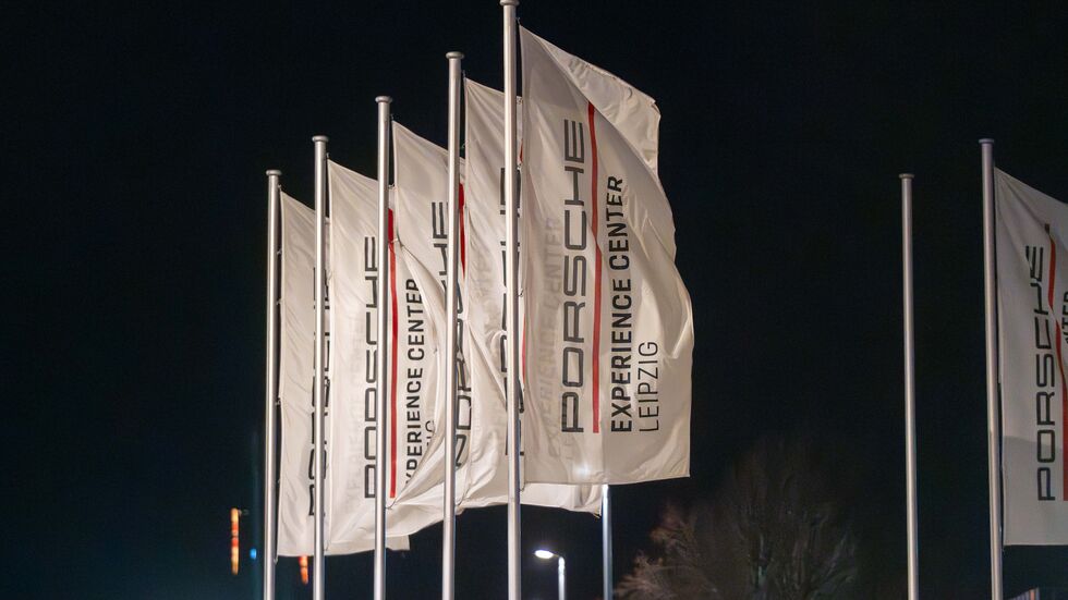 Fahnen am Leipziger Porsche-Werk.