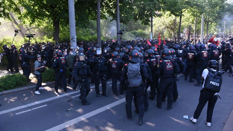 Die Demo am Alexis-Schumann-Platz eskaliert am Samstagnachmittag.